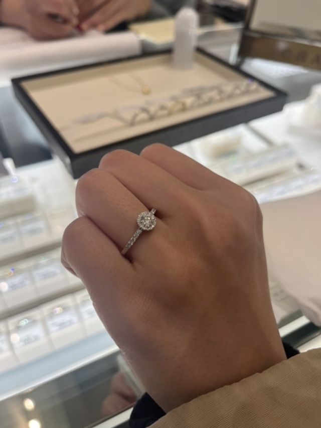 ダイヤの周りにダイヤがついているゴージャスな指輪