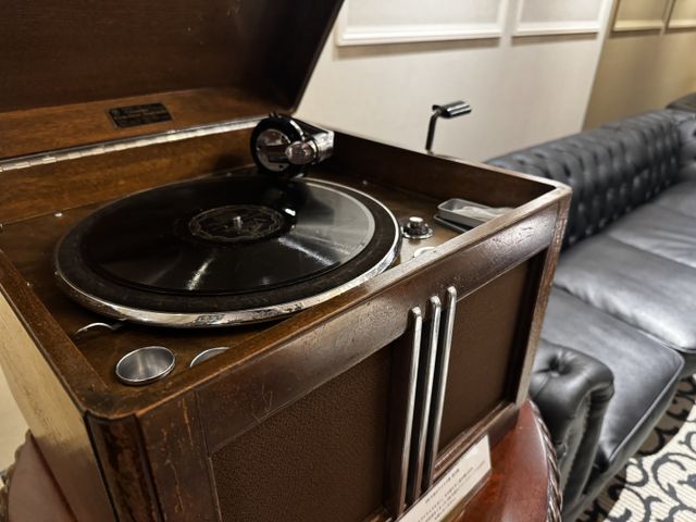 100年前の音が聴けるという蓄音機をBGMにリングと対面