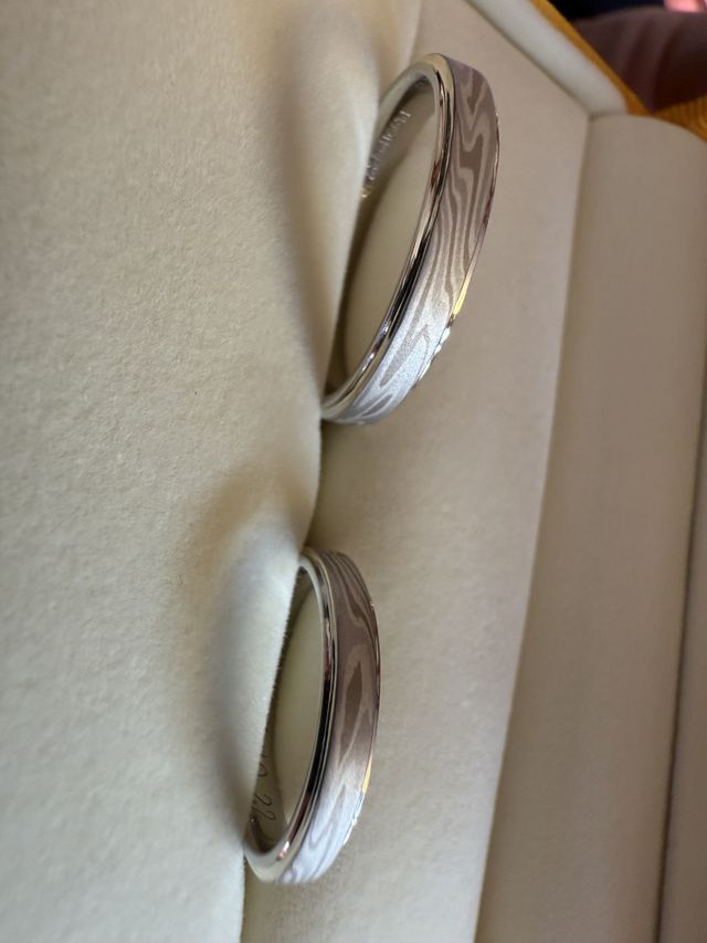 シンプルな木目金仕様の指輪
アクセントで縁を模るような加工。