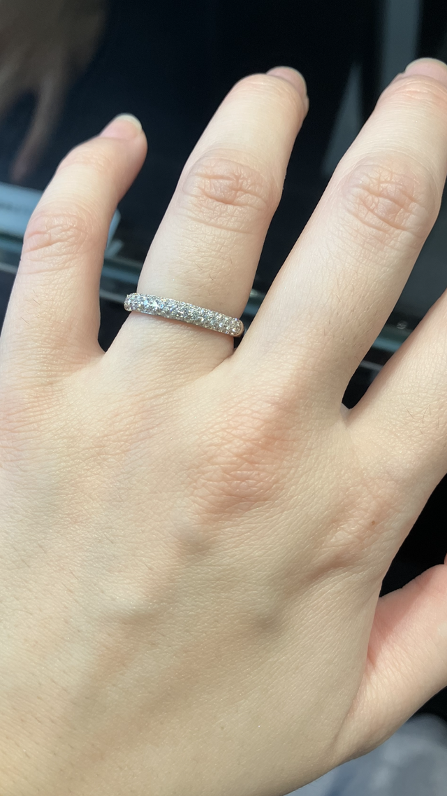 ダイヤモンドが全面、側面に散りばめられているデザイン。