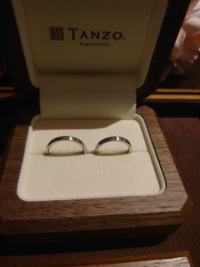 プラチナ製、ヘアライン加工で光沢を抑えて落ち着いたデザイン