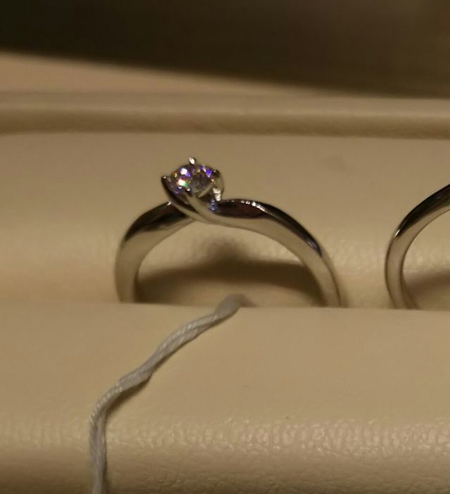 包み込むような爪が綺麗