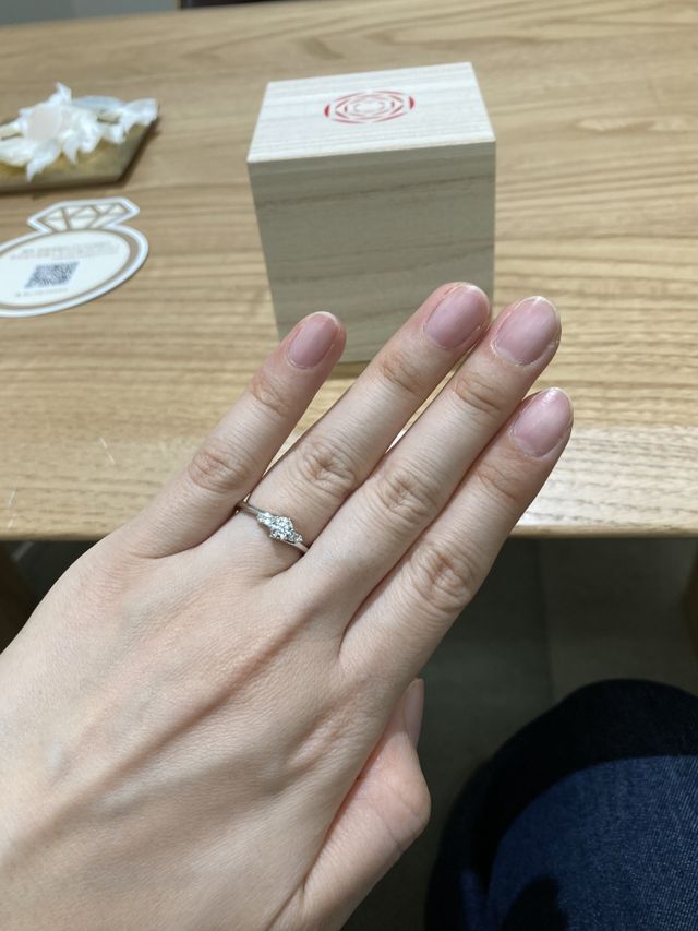 彼女が指輪を着けた写真です。