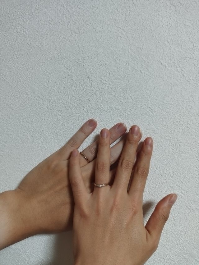 右が私、左が彼の手です