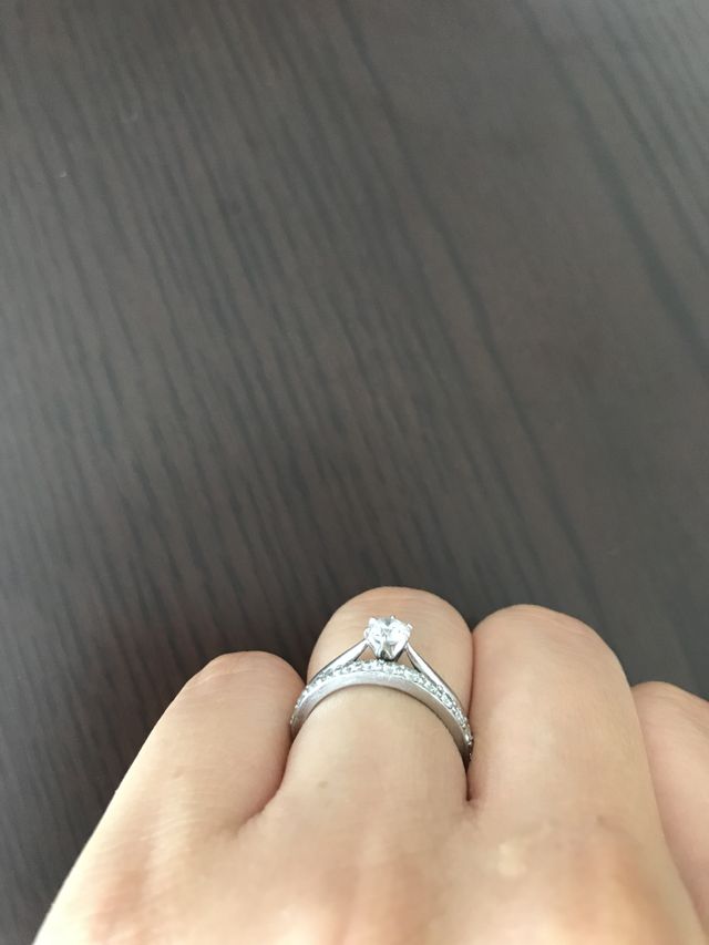 横から見て、爪部分に高さがあるのでダイヤが綺麗に見えます