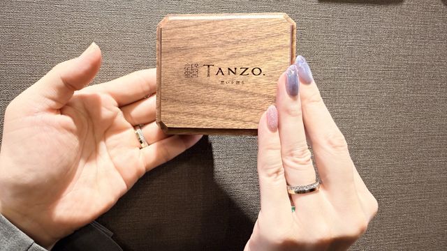 内側にもスターダストを入れて、どちらから見てもキラキラな指輪