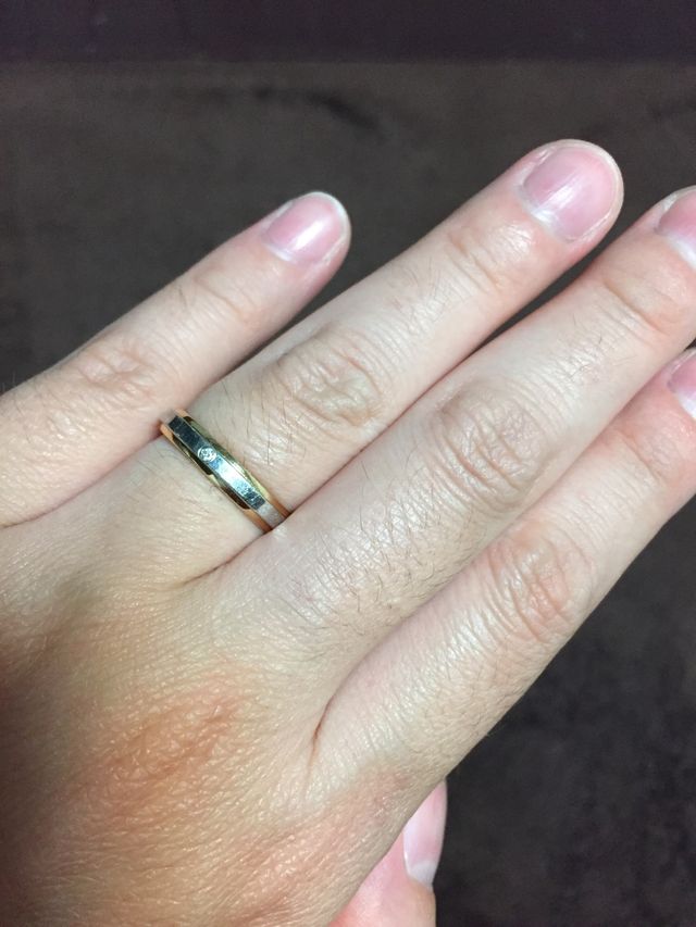 ピンクゴールドの部分も埋め込みの一粒ダイヤに惹かれました。