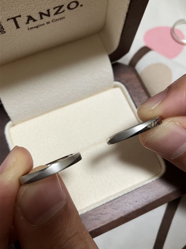 左男は全面マット。右は面取り部分のみマット＋槌目加工。