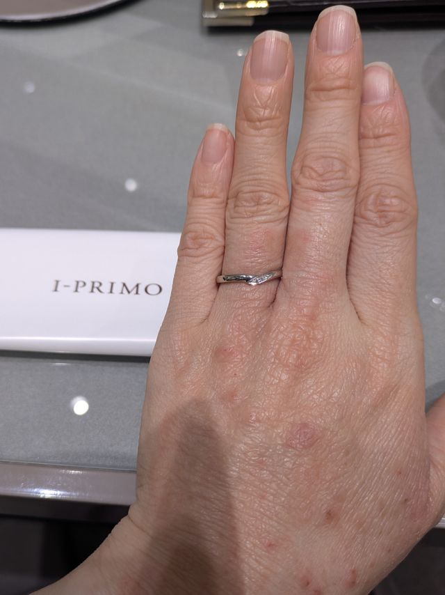 緩やかなV字。関節がやや目立ちにくい。手に馴染む。