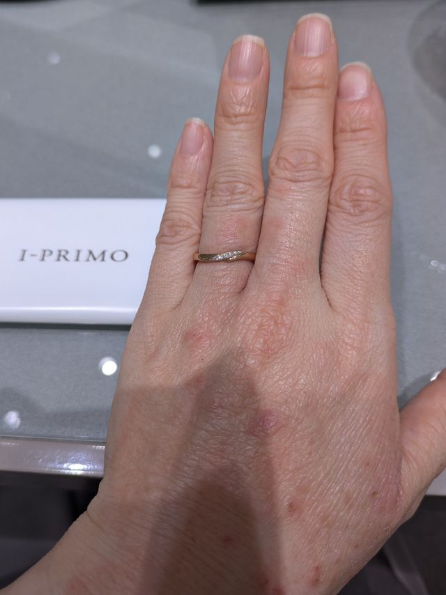 ゆるやかなウェーブ。関節が目立ちにくいデザイン。ダイヤ7石。