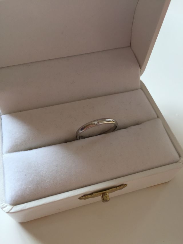 シンプルなプラチナリング。内側に刻印と誕生石有り。