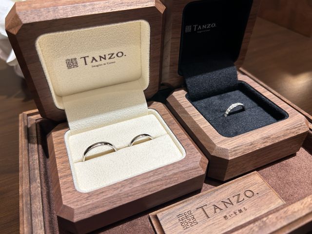 右　婚約指輪
左　結婚指輪