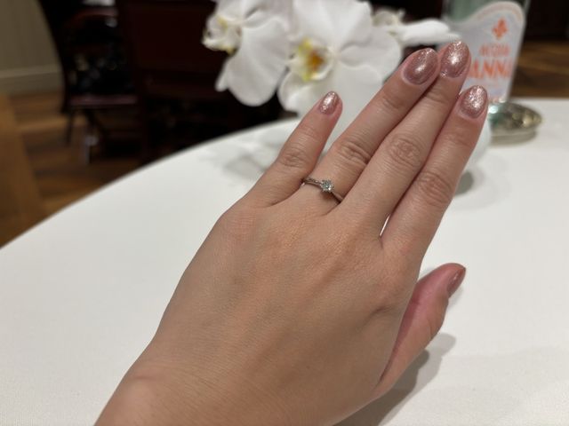 彼女が付けている写真です。指輪を渡した時に付けてくれました。