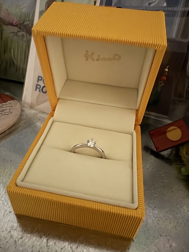 指輪の箱に入ってる写真です。