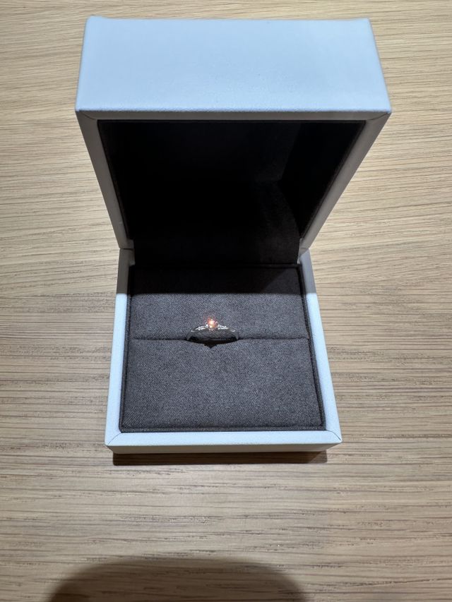 TOWAの婚約指輪です。ケースはビジュピコオリジナルです。