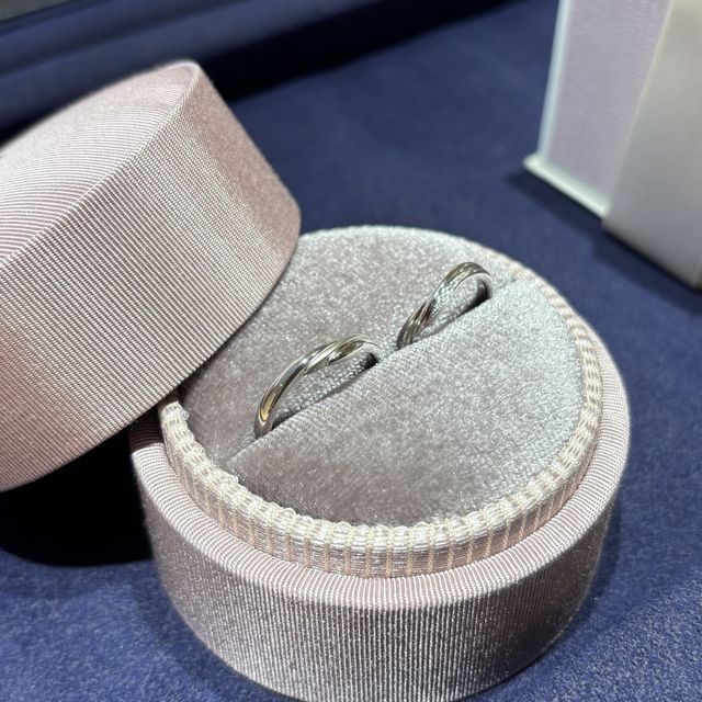 シンプルだが、特別感があるキラキラした指輪でございます。