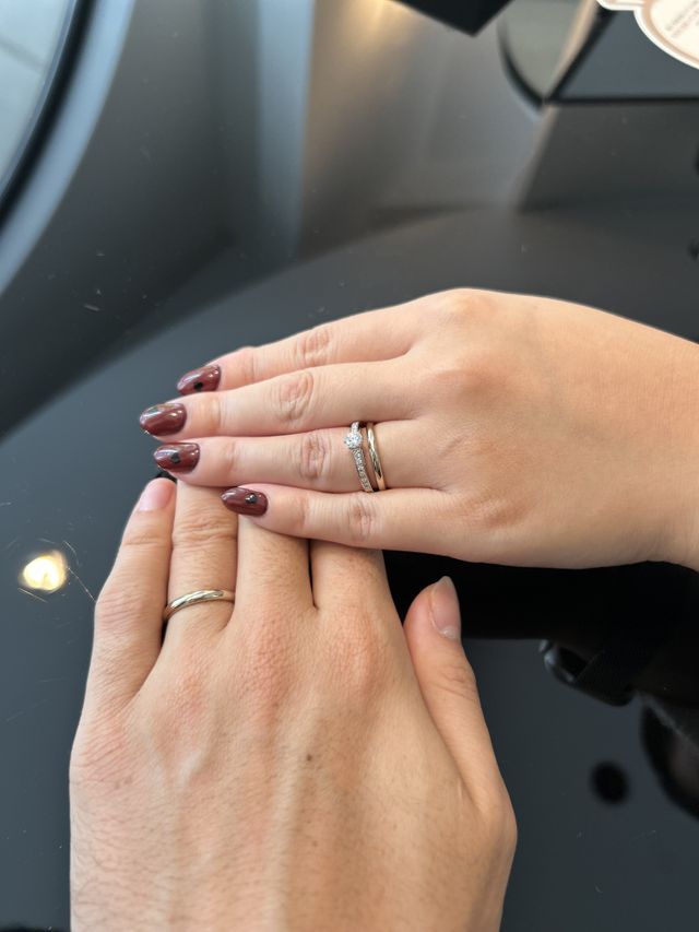 婚約指輪と結婚指輪。
結婚指輪はシャンパンゴールド。
