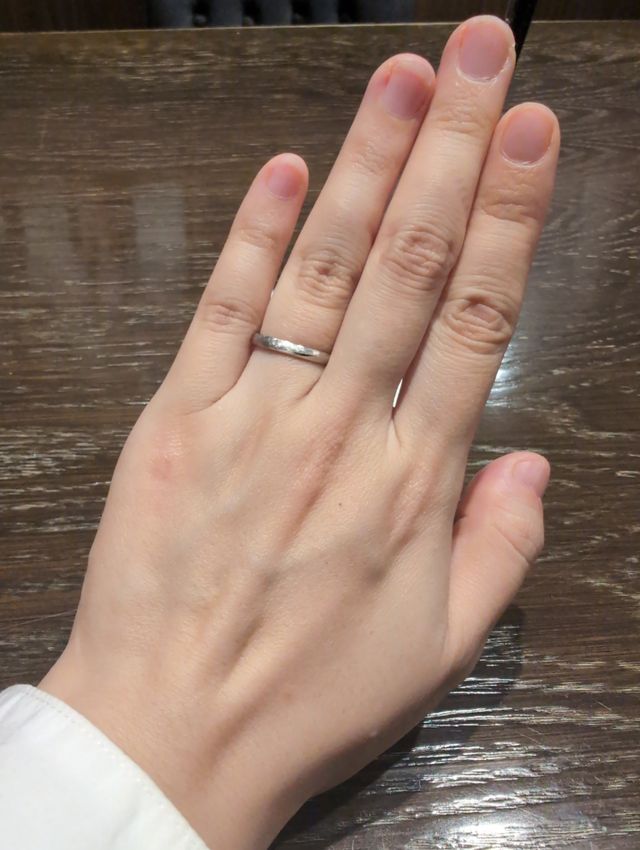 ちょっと厳し目の職場でもつけられるデザインにしました。