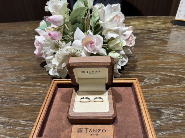 平打ちでラインを入れて、半分にヘアライン加工を入れました