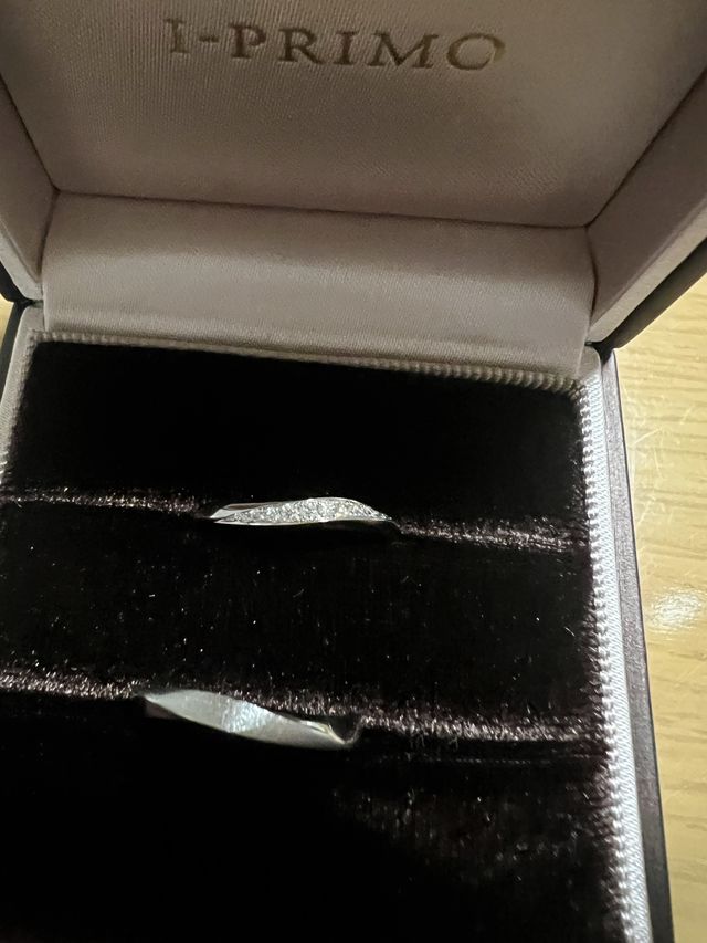 ダイヤが繊細にあしらわれていて、派手すぎず上品なデザインです