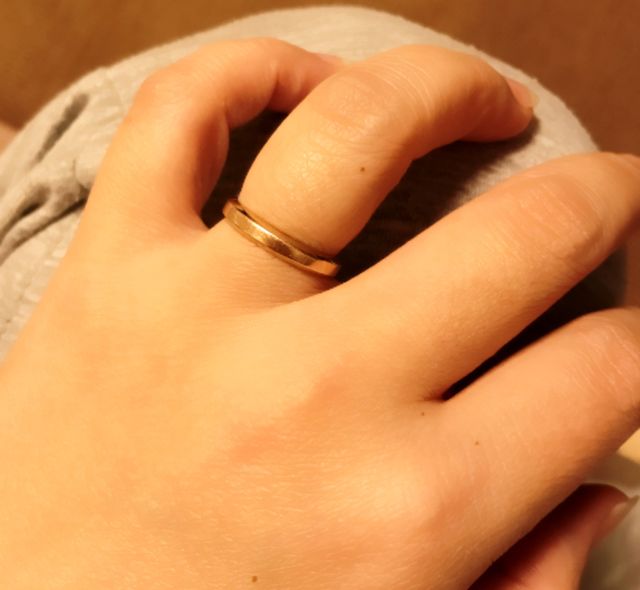 ピンクゴールドなので目立ちすぎないところが気に入ってます