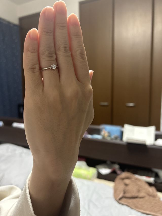 彼女の手につけて見たらより輝きが増して綺麗でした！