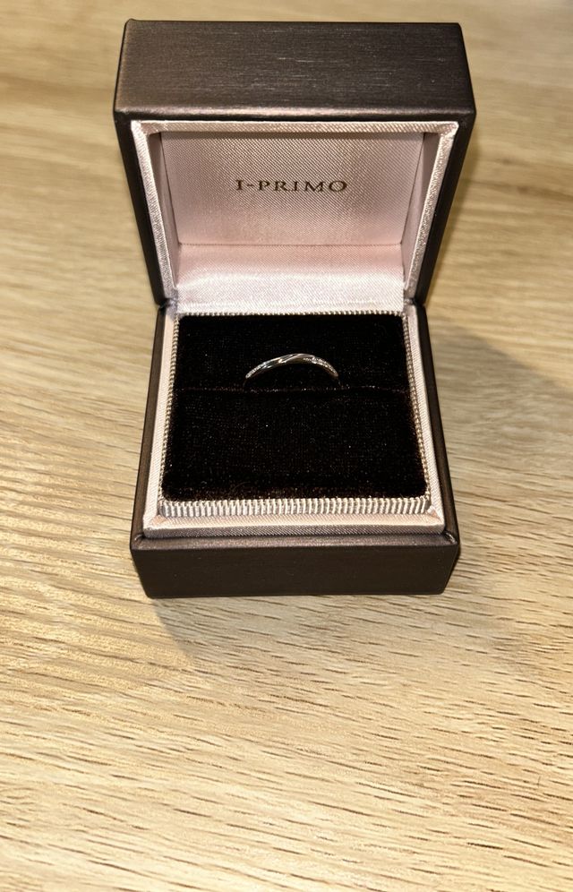 ダイヤがキラキラとしており大変素敵な指輪です。