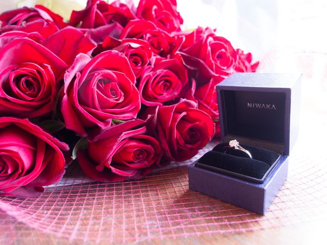 旦那にサプライズでもらった婚約指輪とバラの花束です