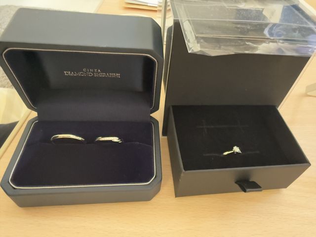 セットリング
左が結婚指輪で右が婚約指輪