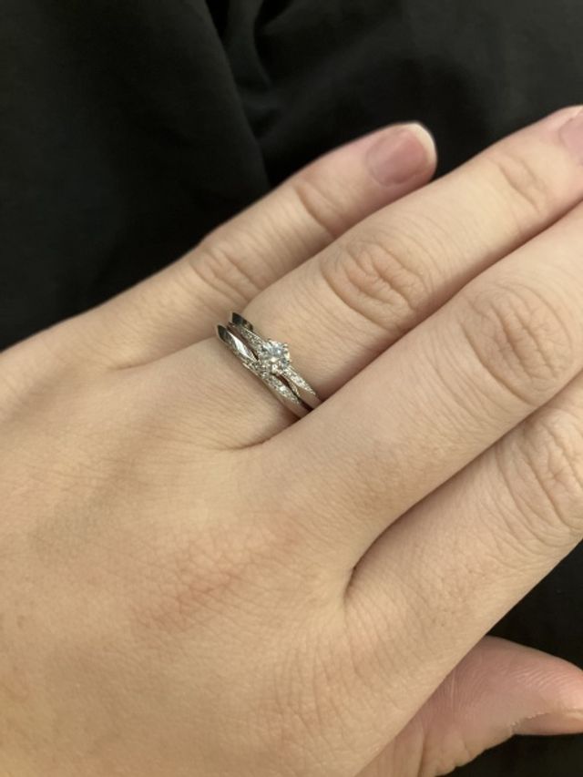 結婚指輪と重ね付けしています。
