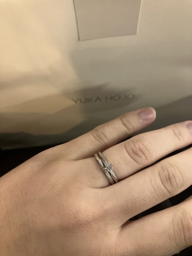 婚約指輪もYUKAHOJOのlay of lightです。