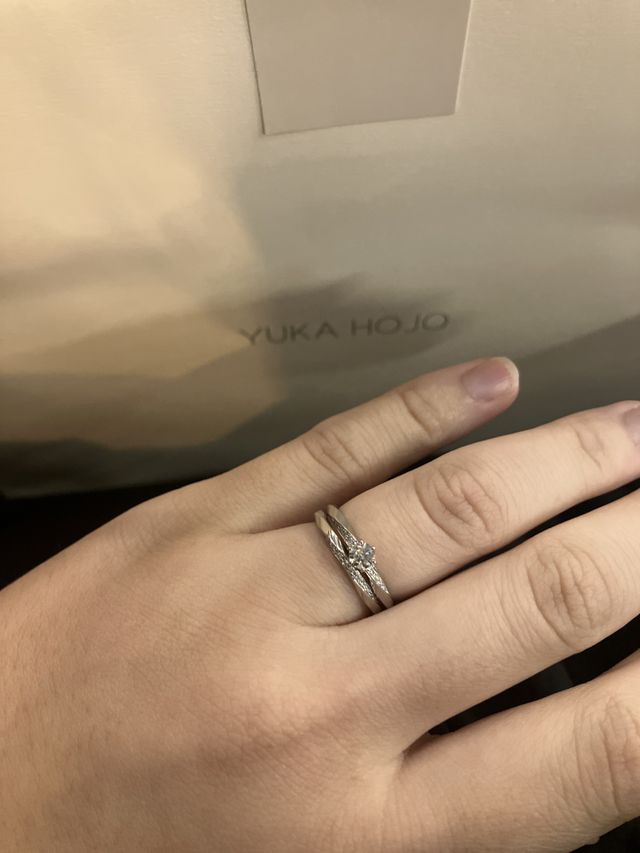 婚約指輪もYUKAHOJOのlay of lightです。