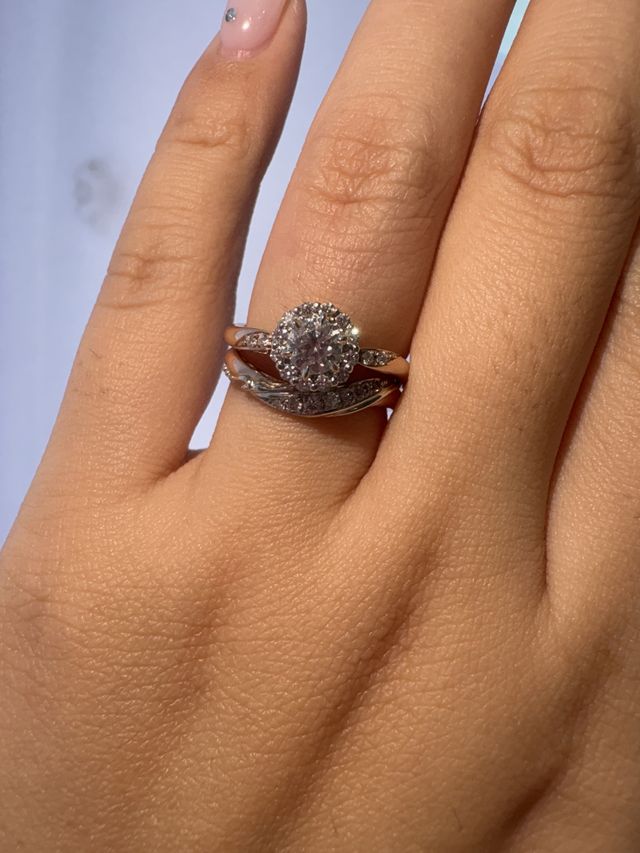 新婦側の結婚指輪と婚約指輪
重ね付けが合うデザインに