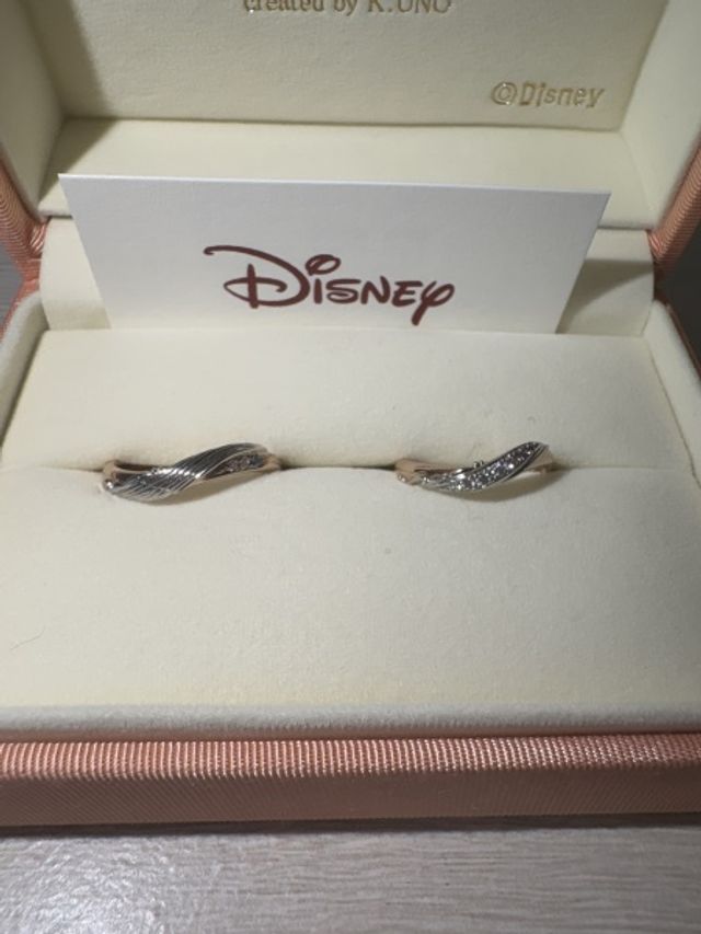 新婦側の結婚指輪は、アリエルが海から陸に上がるニュアンス