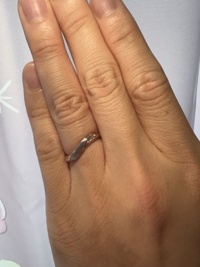 新郎側の結婚指輪
波のモチーフと、ブルーダイヤのワンポイント