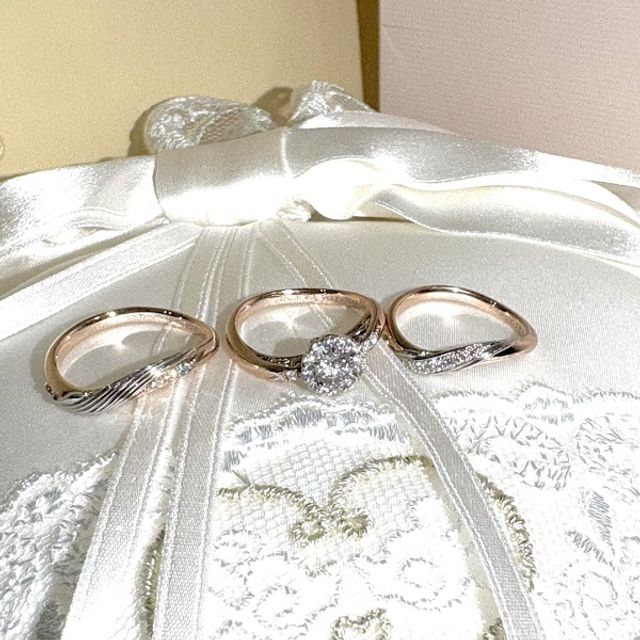 左から男性用結婚指輪、婚約指輪、女性用結婚指輪