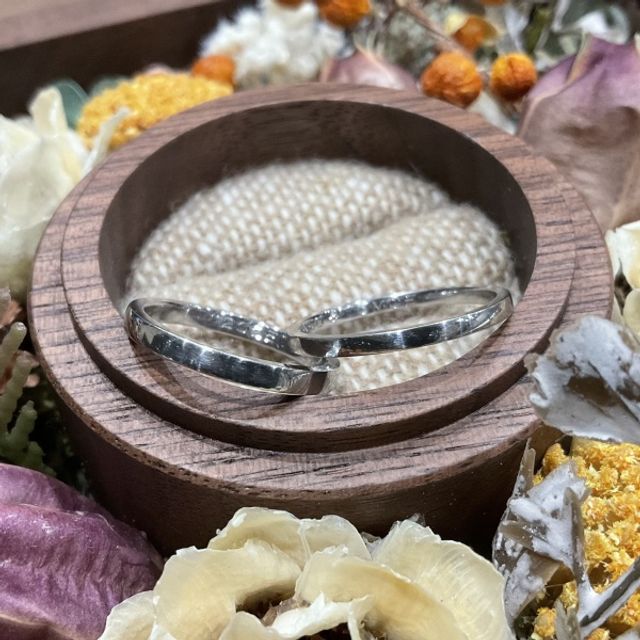 使いやすくサビや汚れに強いシンプルデザインのプラチナの指輪