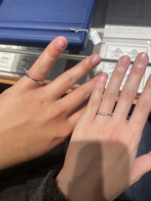 ダイヤモンドが3石ついてます