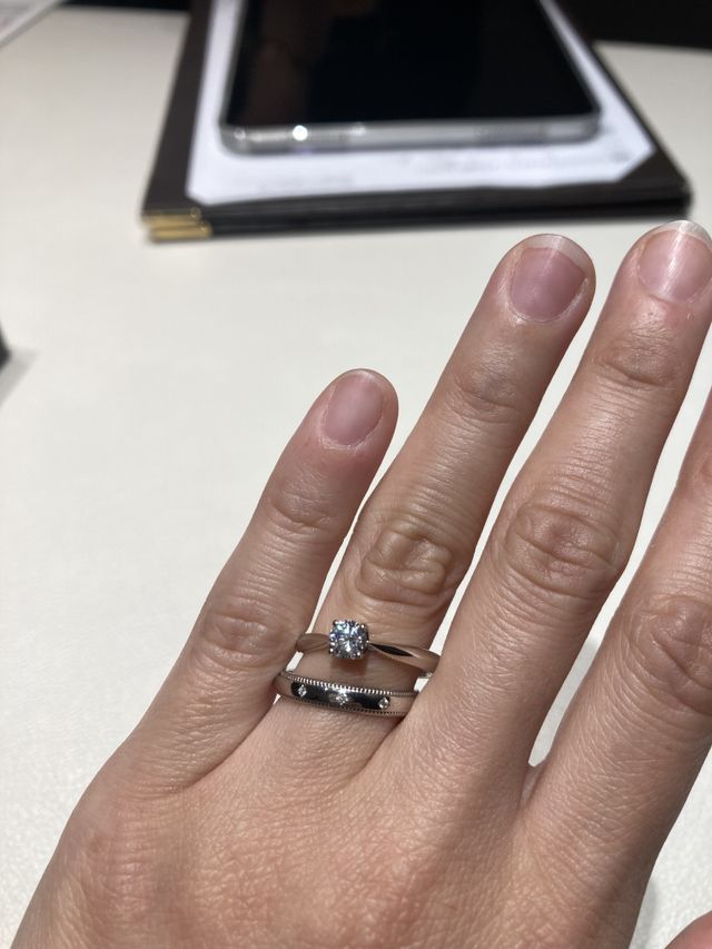 ミルグレインを試着
婚約指輪と重ね付け