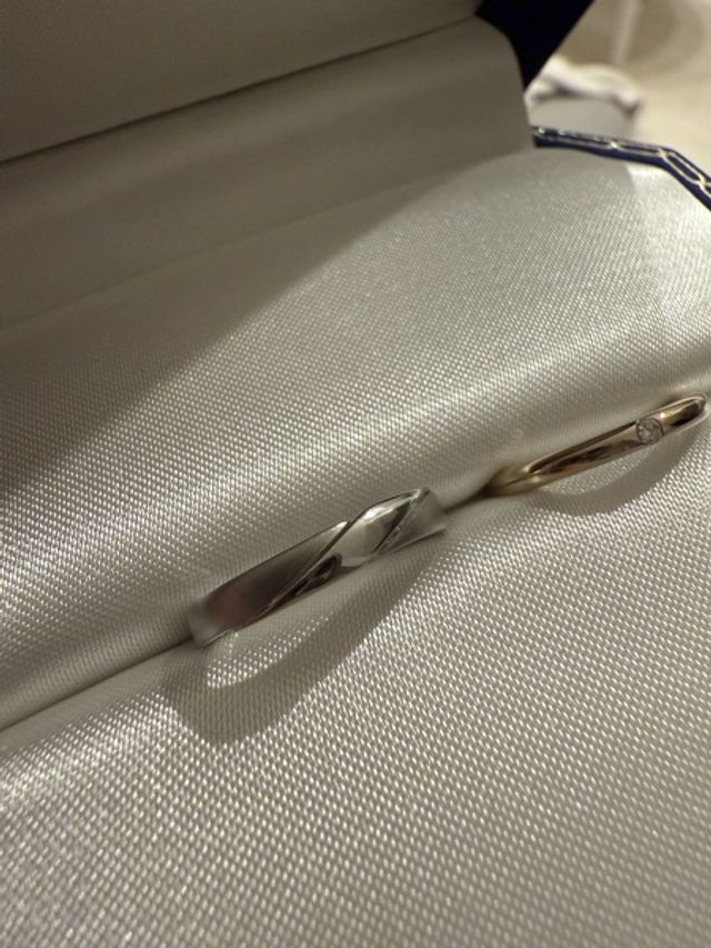 リボンをテーマにしたプラチナ指輪。ハーフマット加工。(左側)