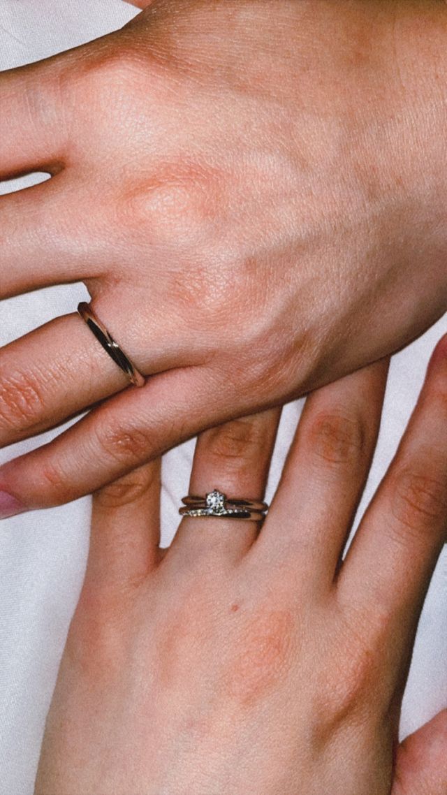 結婚指輪が届いた次の大安の日につけ始め記念に撮ったものです。