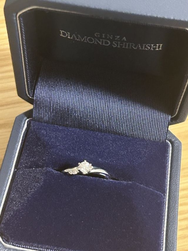 指輪ケースの紺色も高級感があって気に入りました！