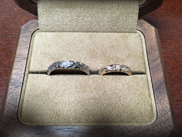 左が自分のホワイトゴールド、右が奥さんのピンクゴールド