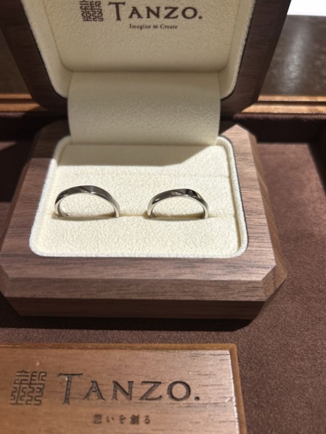 光沢感もありつつ、マットな仕上がりが特徴的な指輪。