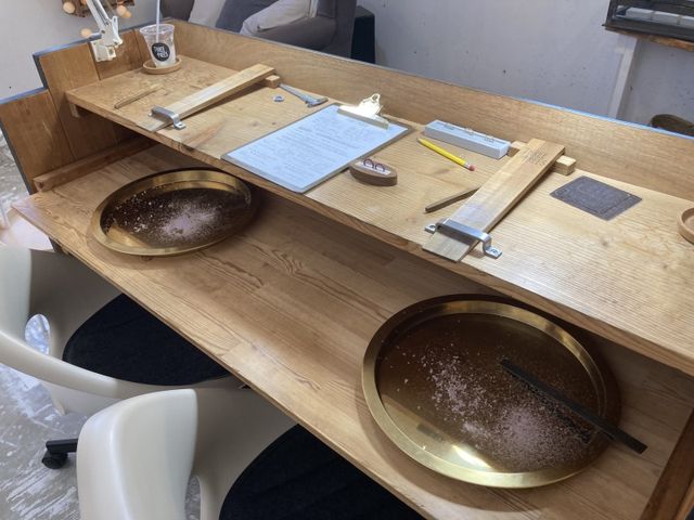 指輪のもととなるワックスを自分たちで削って制作しました。