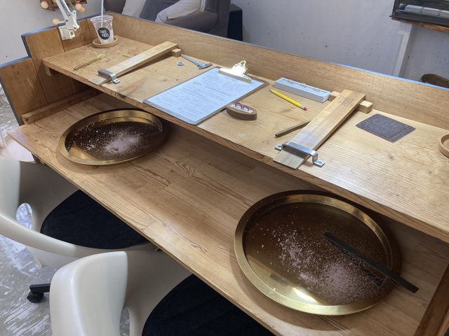 指輪のもととなるワックスを自分たちで削って制作しました。