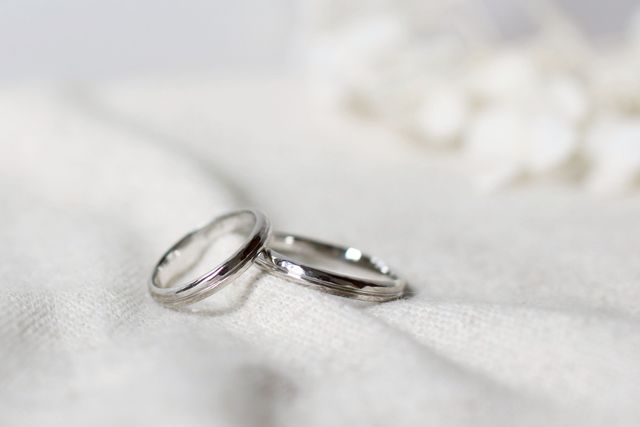 鎚目のデザインにセンターラインが入ったシンプルな指輪