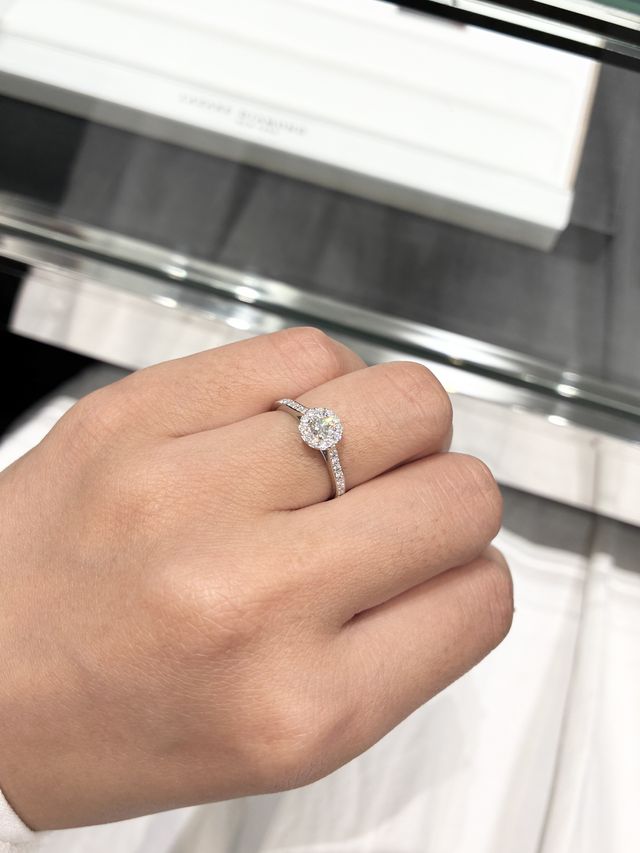 セントパトリックです。こだわりはダイヤモンドへの刻印です。