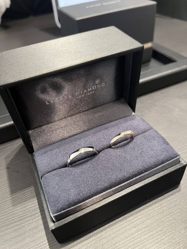 左男性、プラチナ
右女性、ピンクゴールド