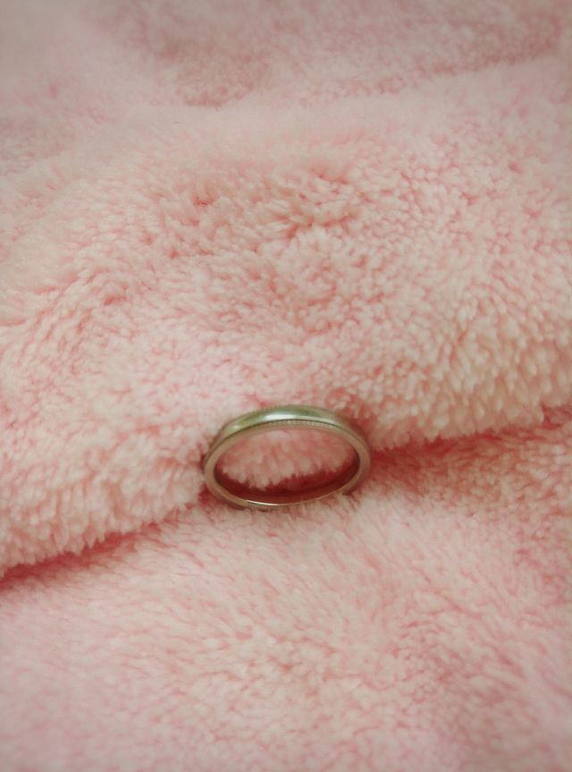 端に飾りのついた細めのデザインです